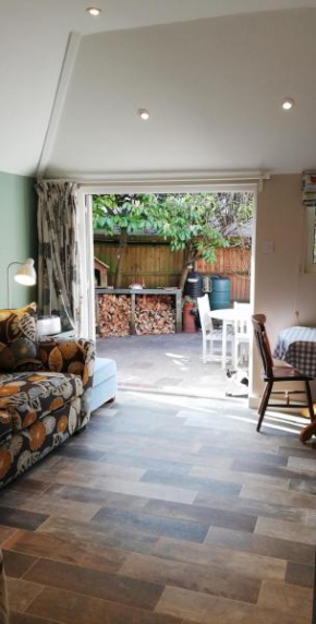 FOX'S DEN Dog friendly, self-contained guest suite